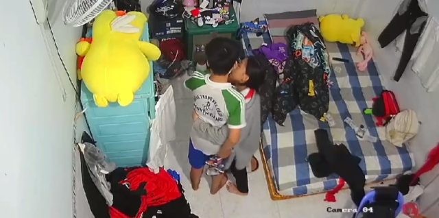 Đến nhà chơi vạch lồn ra đụ